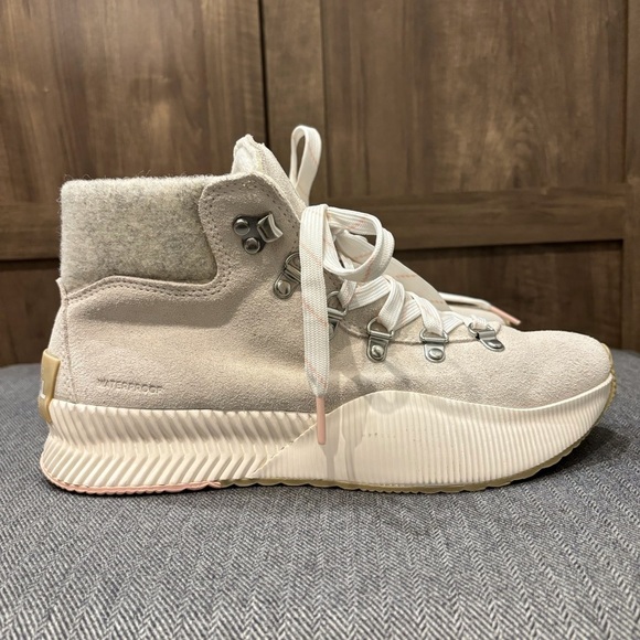 NWOB SOREL Out N About III Conquest Suede Boots stone white 9.5 - Picture 2 of 11